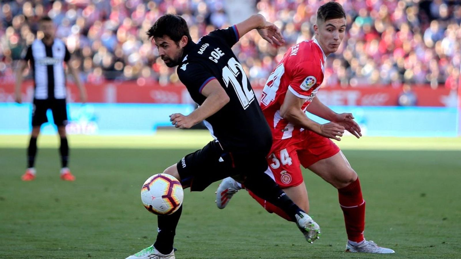 Coke, protagonista de la polèmica, disputa el baló amb Valery Fernández.