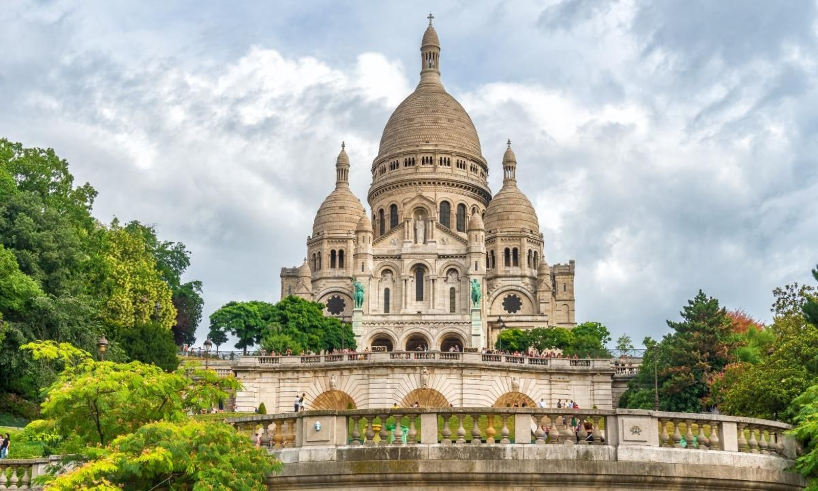 La basílica del Sacré -Coeur es troba en la part romàntica de París, a un lloc anomenat Montmartre.