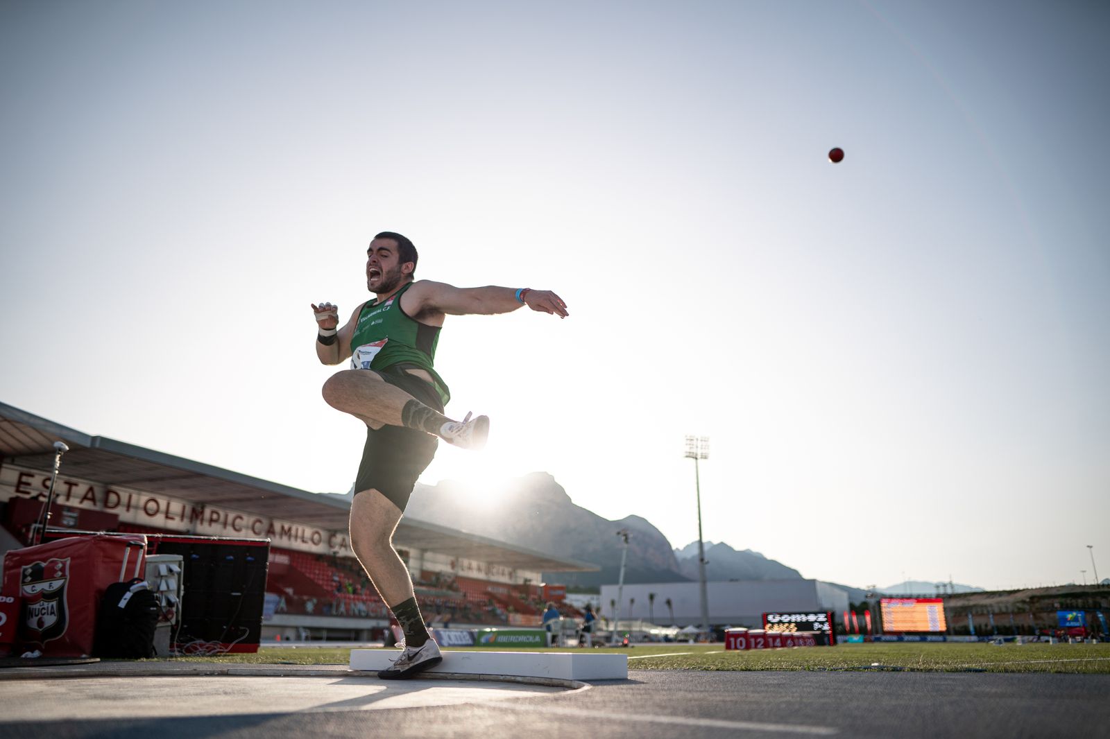 El llançador de pes Miguel Gómez, en acció