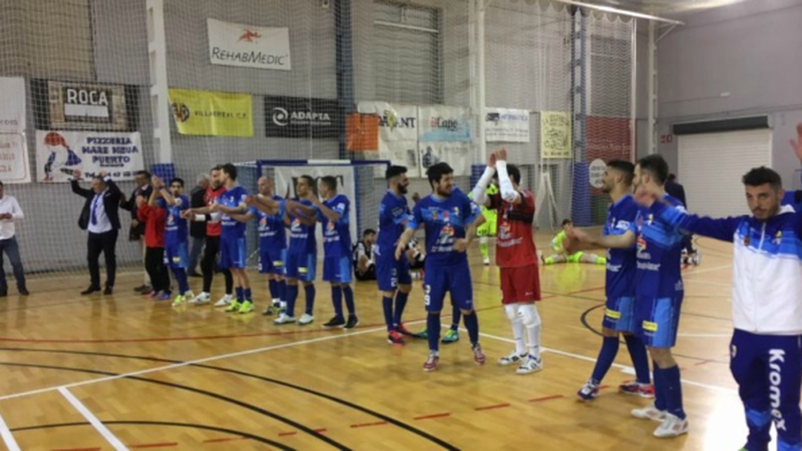 L'equip saluda l'afició després de l'última victòria