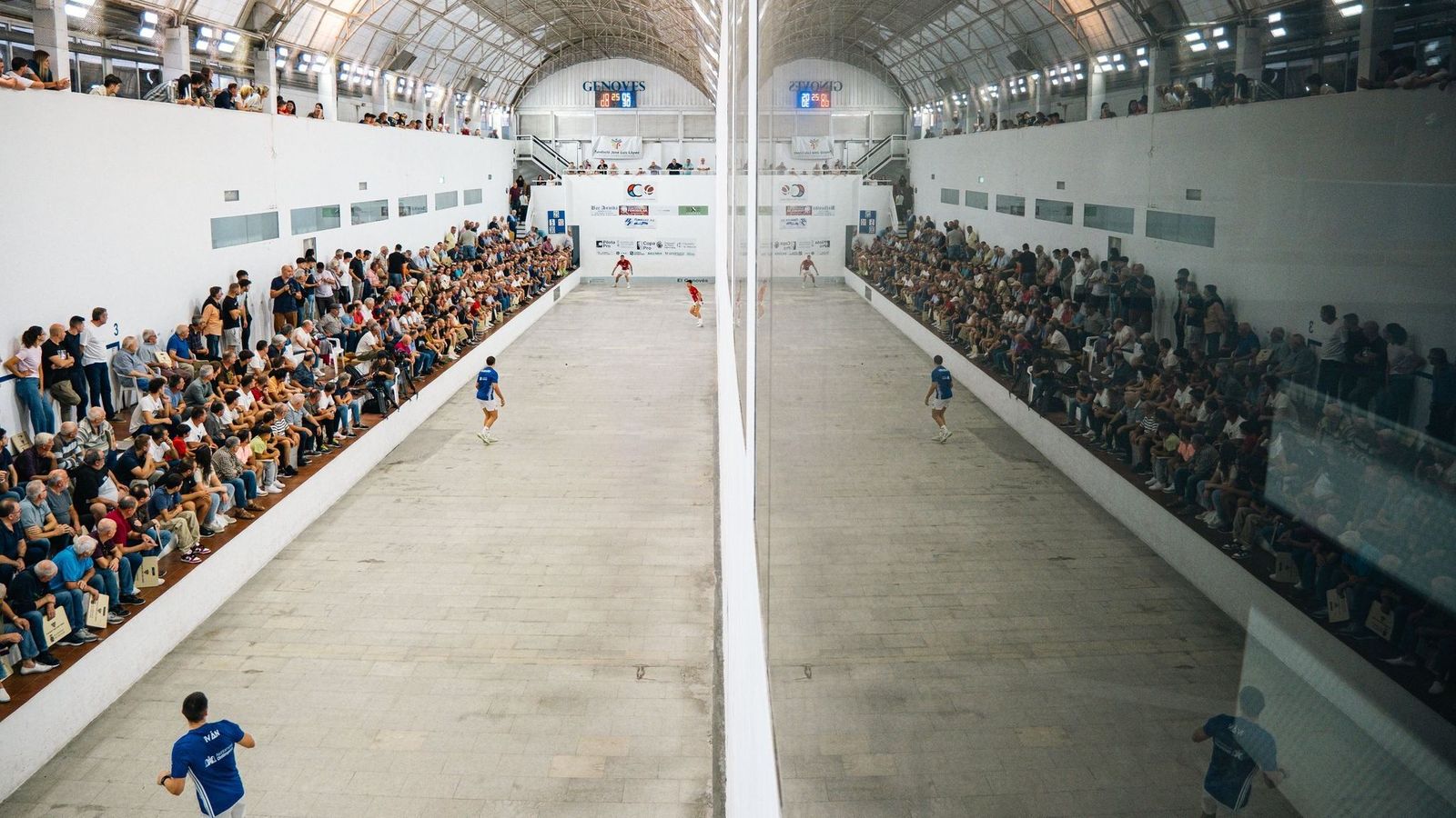 El trinquet del Genovés, durant una partida de raspall