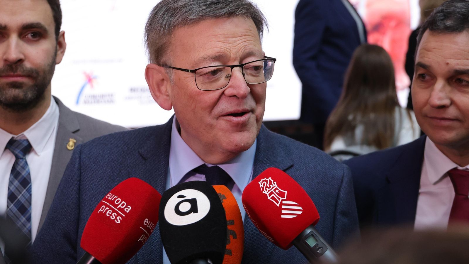 El president de la Generalitat, Ximo Puig, atén els mitjans després d'assistir a la VIII edició del Brindis del Cava de Requena El president de la Generalitat, Ximo Puig, atén els mitjans després d'assistir a la VIII edició del Brindis del Cava de Requena