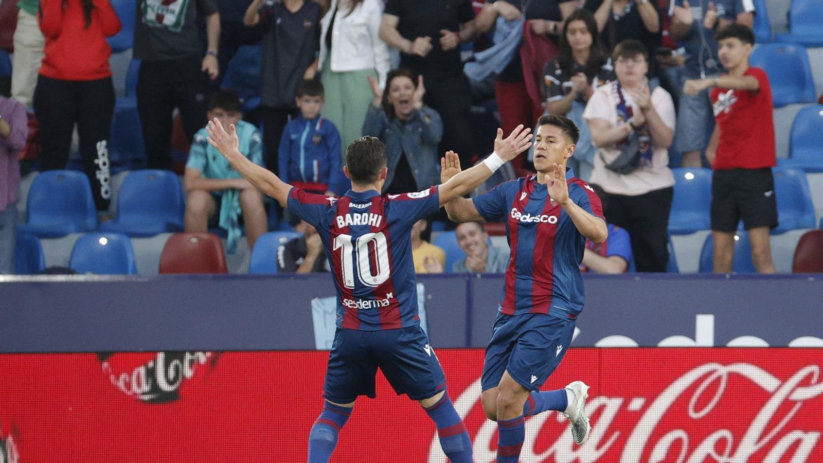Óscar Duarte celebra el gol de l'empat en l'últim partit de la temporada en el Ciutat de València