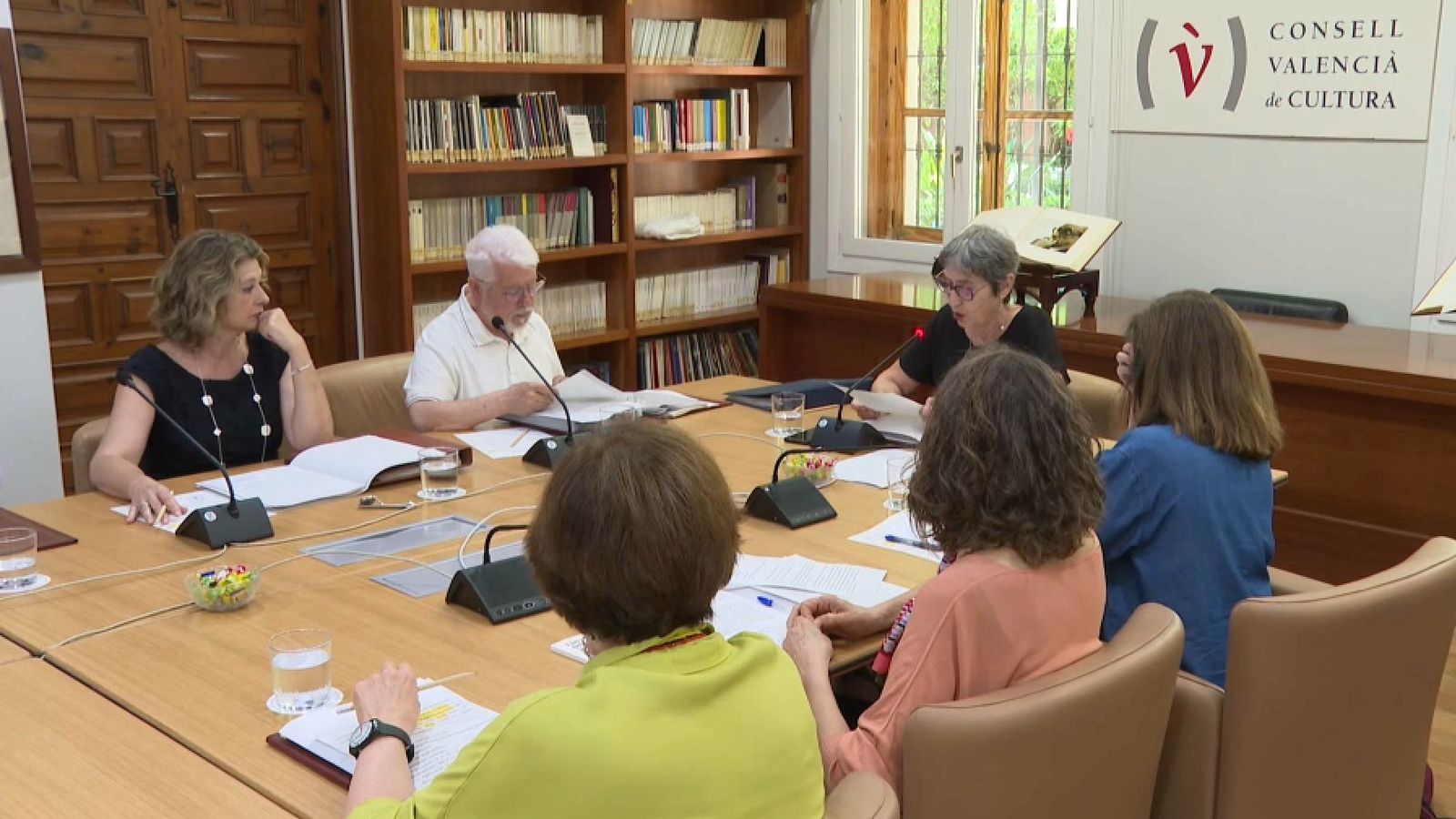Part dels membres del CVC, a l'inici de la sessió plenària, amb Dolors Pedrós, presidenta en funcions, presidint-la