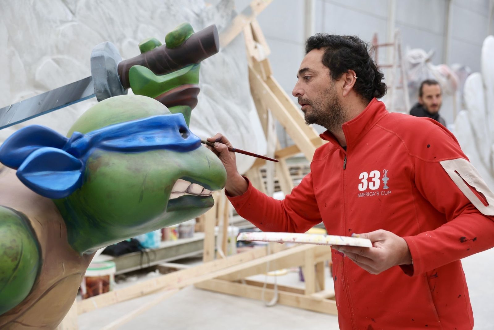 Un artista faller repassa els últims detalls d'una de les peces