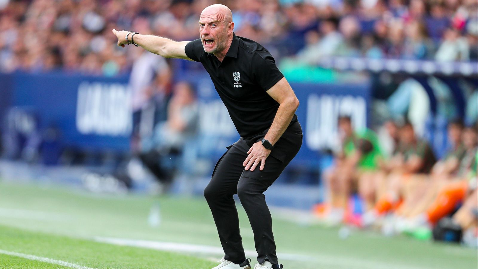 Julián Calero, donant instruccions des de la banda