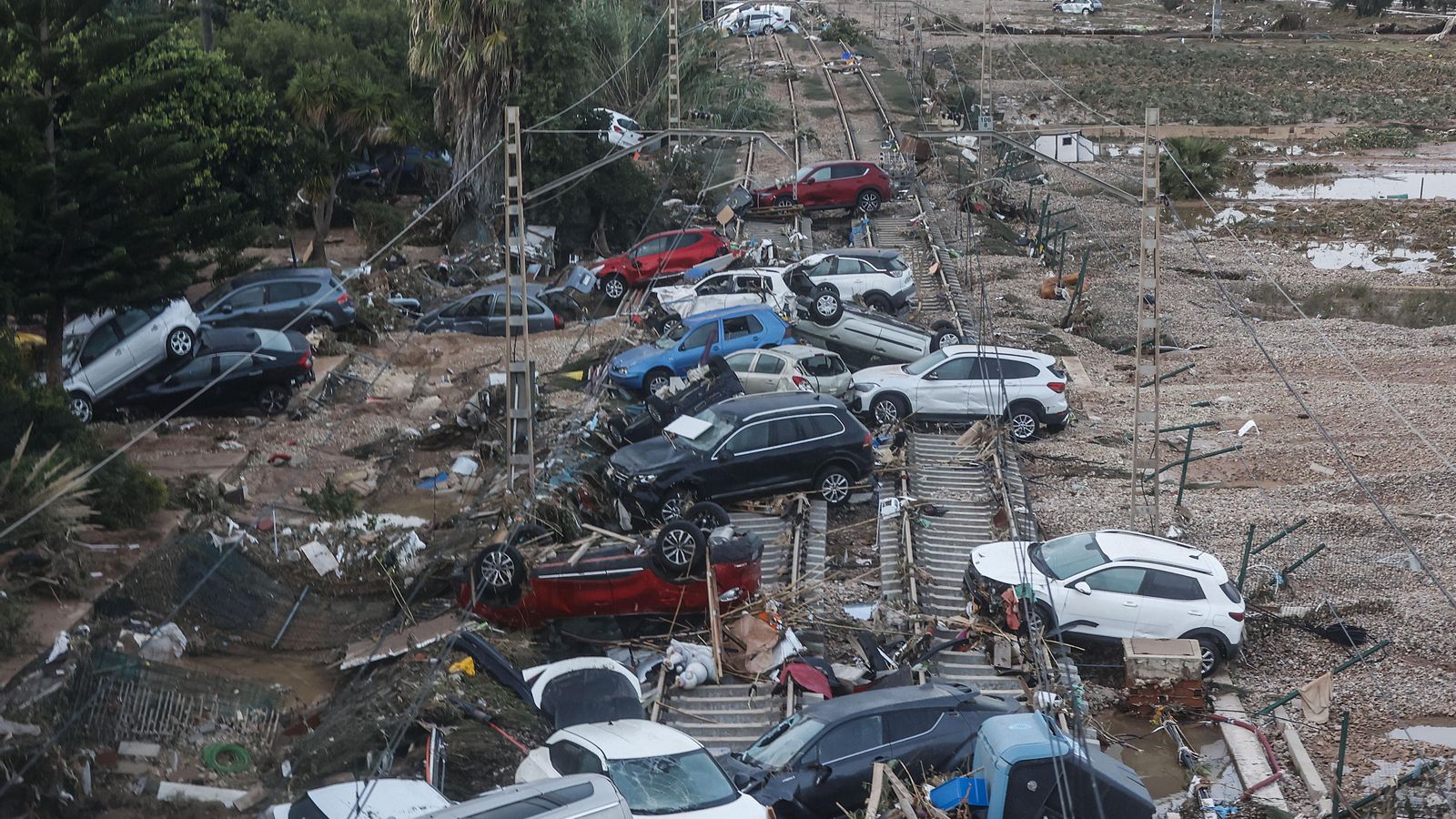 Vehicles arrosegats per la dana a les vies ferroviàries d'Alfafar