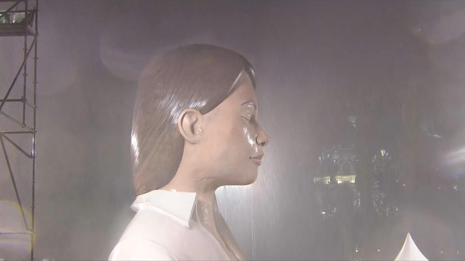 La Falla de l'Ajuntament sota la pluja