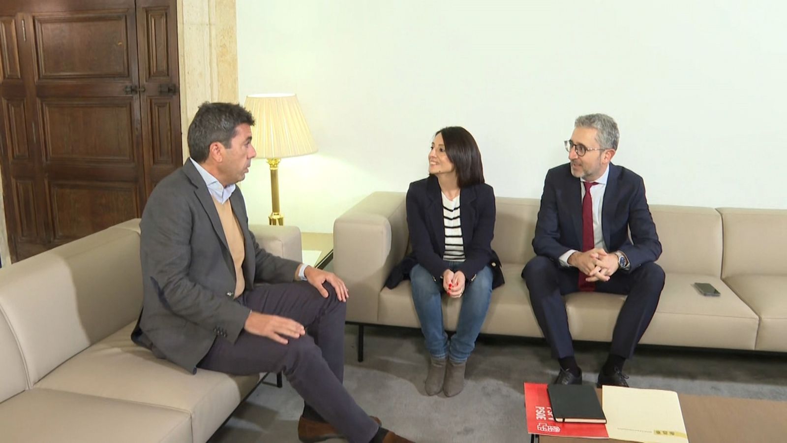 El president de la Generalitat, Carlos Mazón, reunit amb la síndica del PSPV, Rebeca Torró, i el diputat socialista, Arcadi España