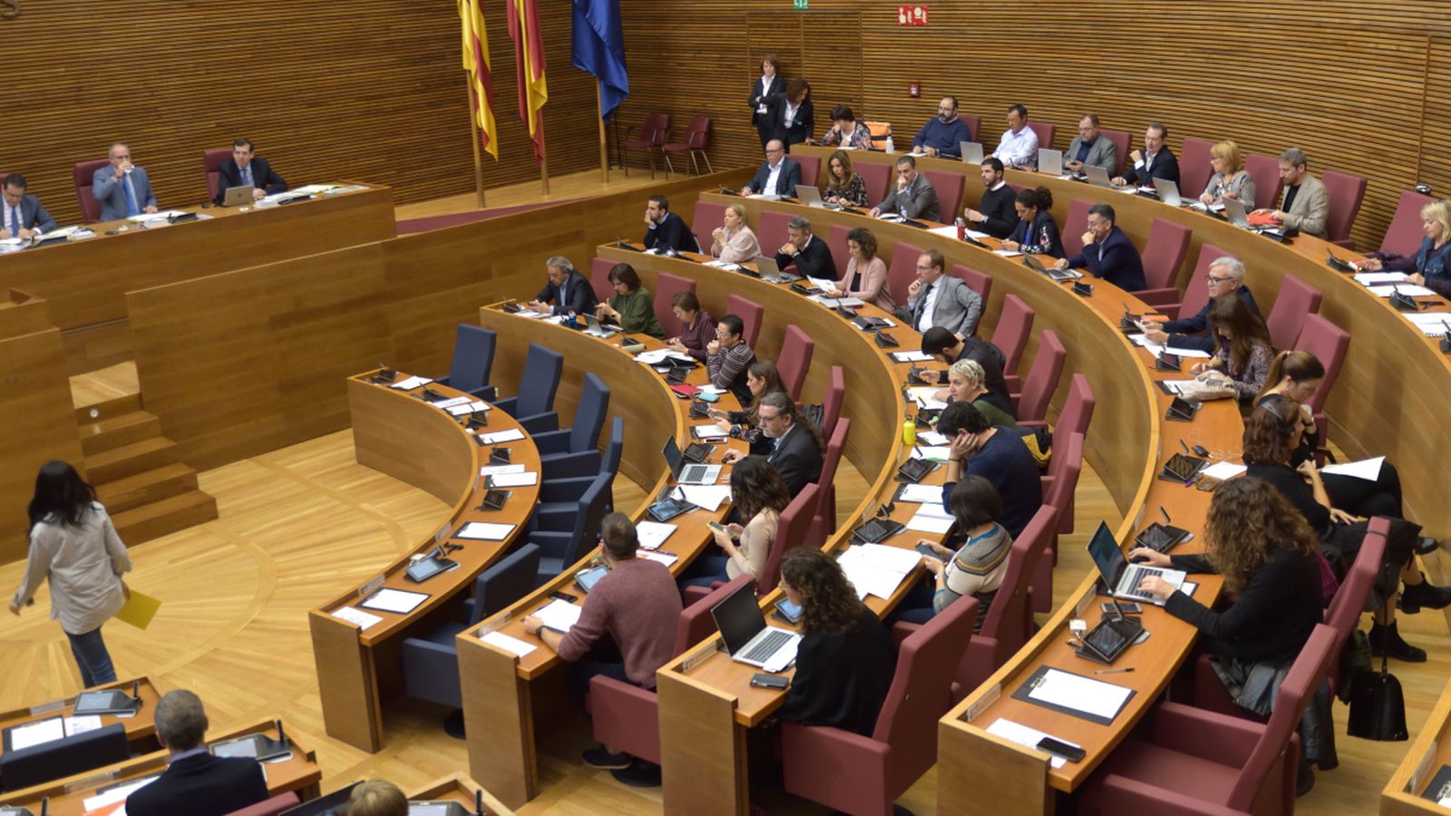 Bancada del PSPV i Compromís a les Corts durant el ple d'aquest dimecres