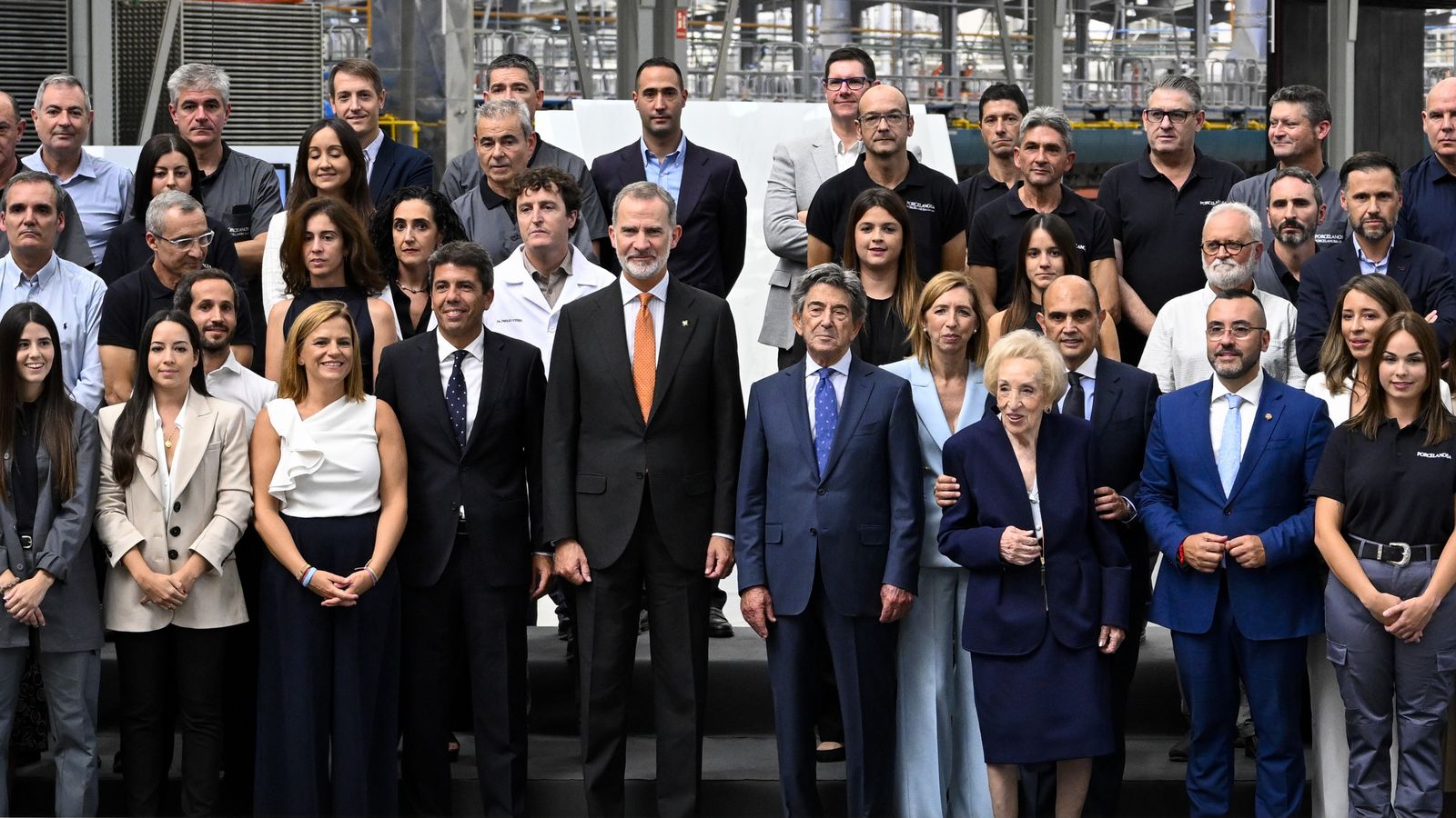 El rei Felip posa amb autoritats i empleats de Porcelanosa Grup durant la visita a les instal·lacions a Vila-real