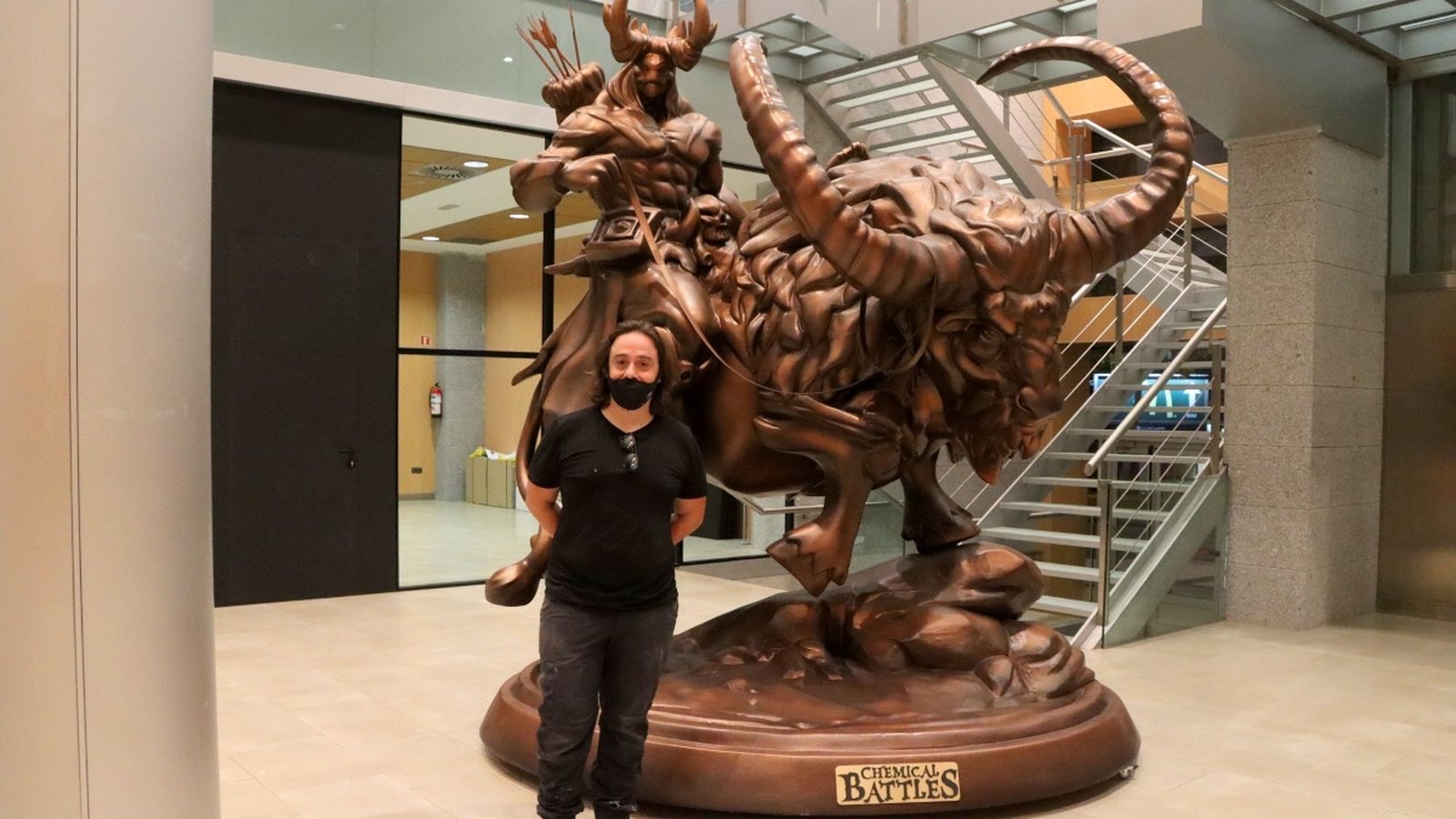 L'artista faller valencià José Luis Platero posa amb un dels personatges de videojoc que ha construït per a Magic Fennec