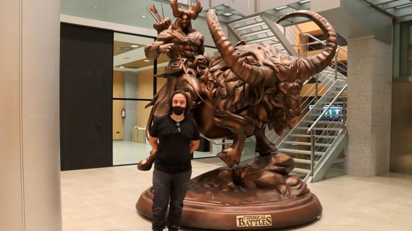 L'artista faller valencià José Luis Platero posa amb un dels personatges de videojoc que ha construït per a Magic Fennec