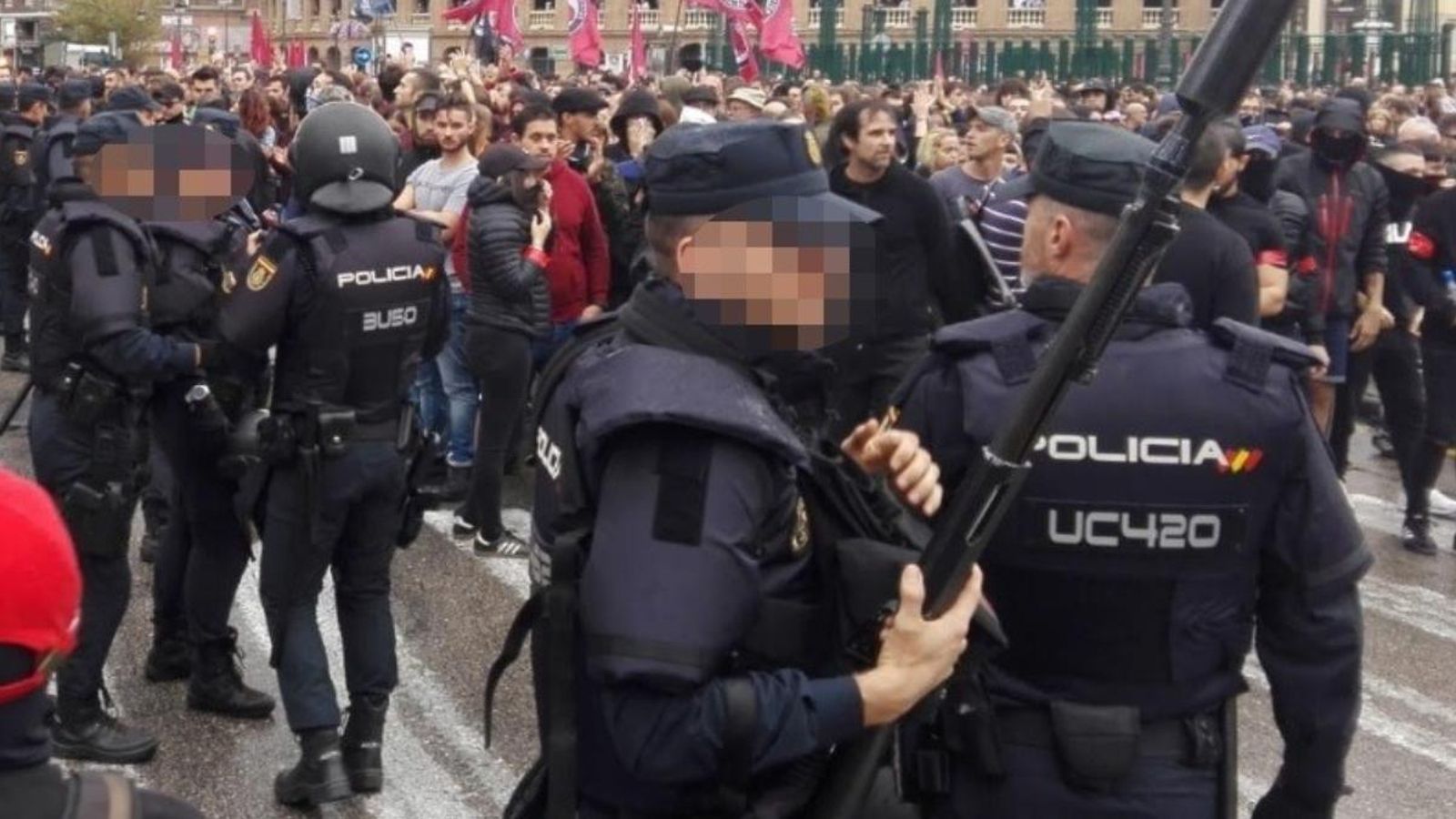 Desplegament policial durant la manifestació, al carrer de Xàtiva de València