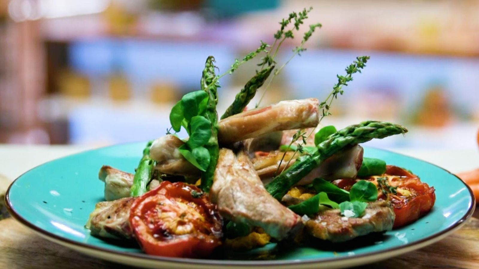 Xulles de corder, puré de carlota i hortalisses