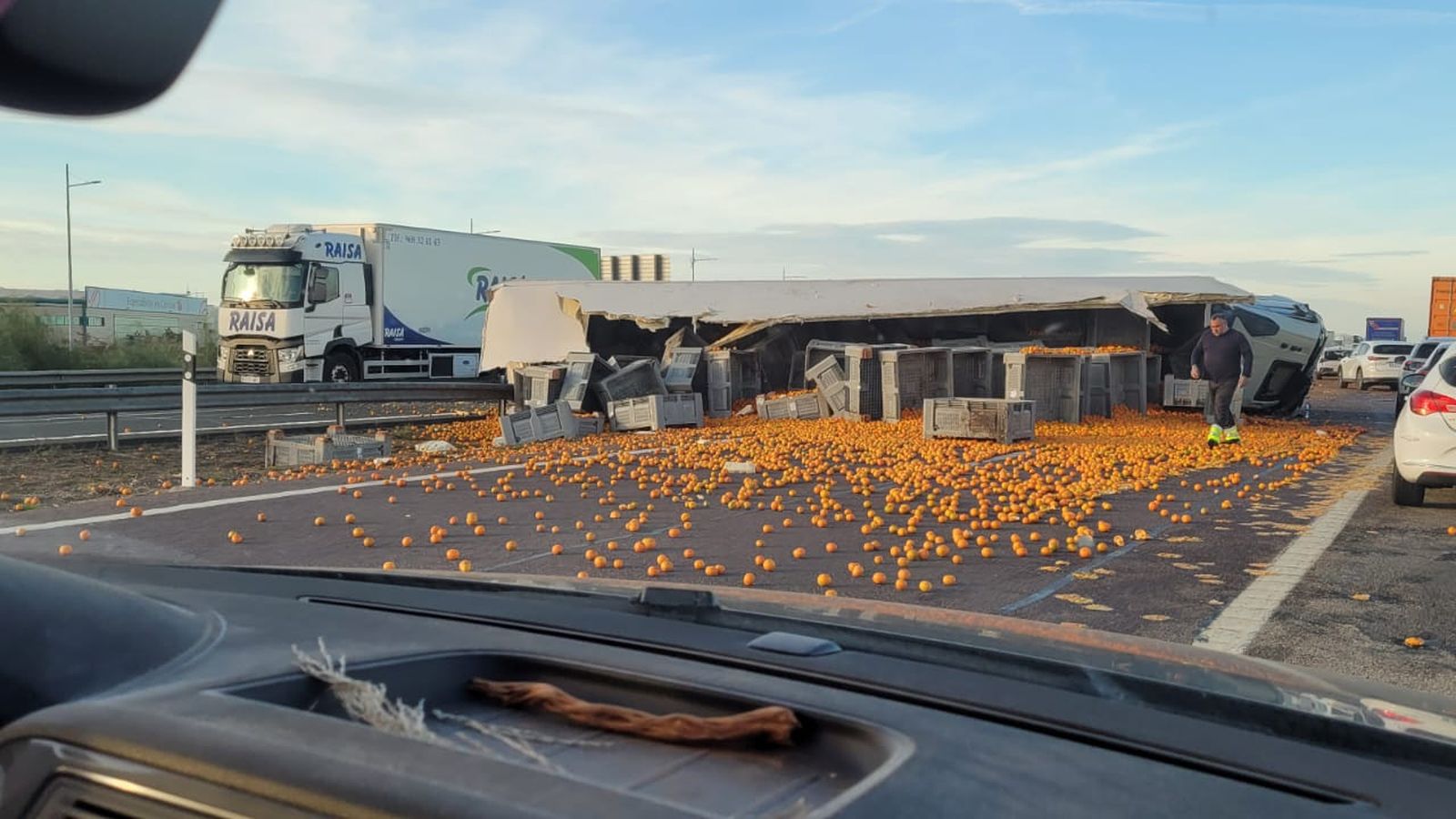 Imatge del camió bolcat a l'autopista