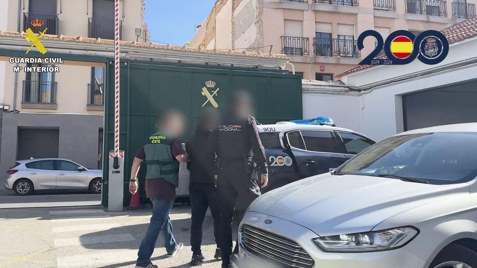 Els agents amb un dels detinguts