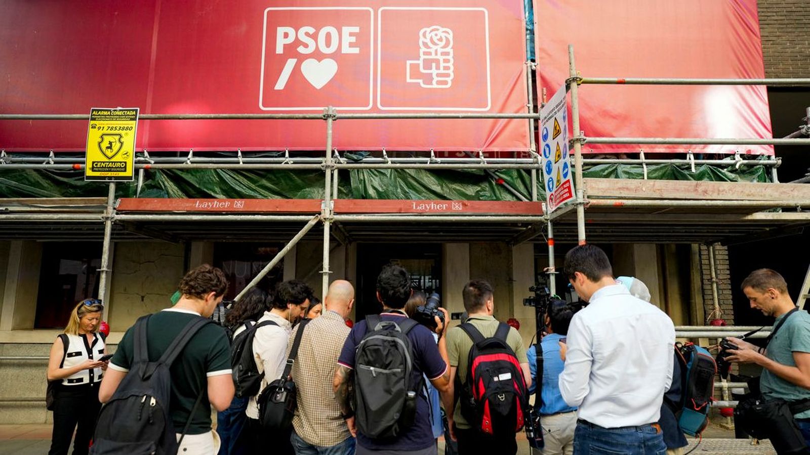 Un grup de periodistes a l'entrada a la seu del PSOE a Ferraz