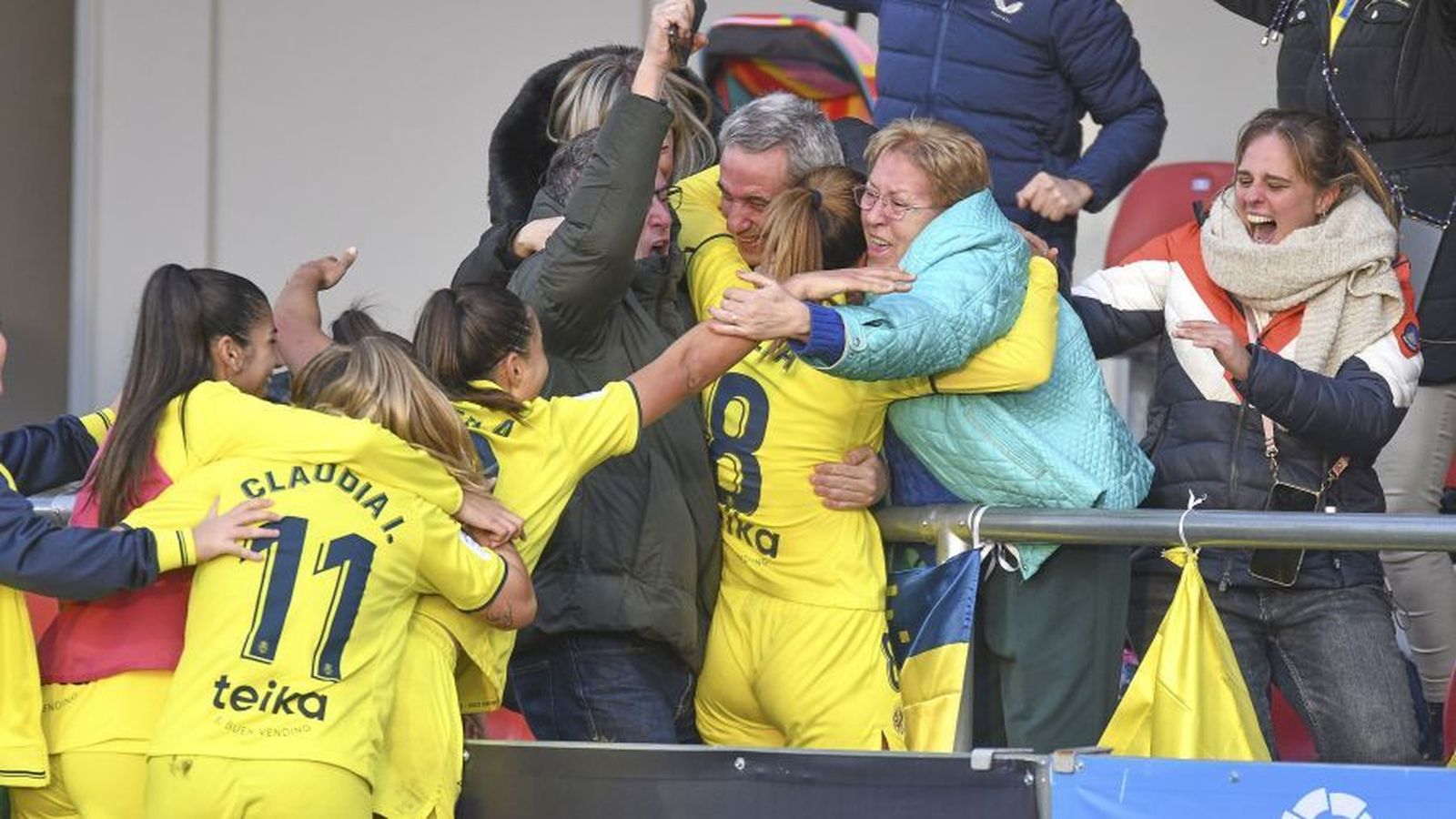 Les jugadores groguetes celebren el 2-2 amb l'afició