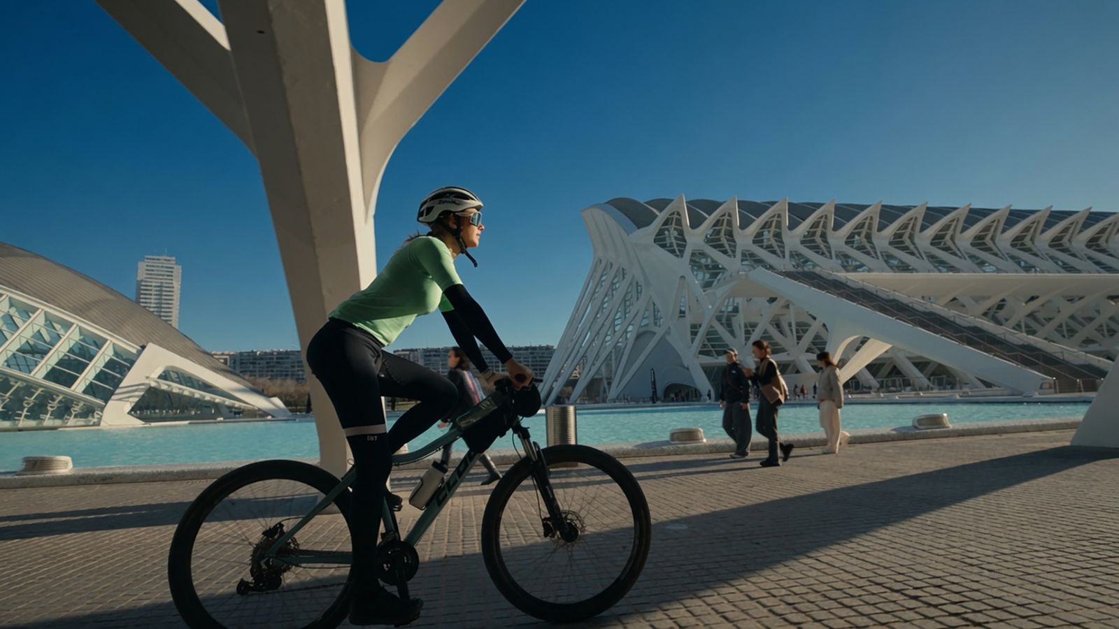 Valencians sobre rodes creua València