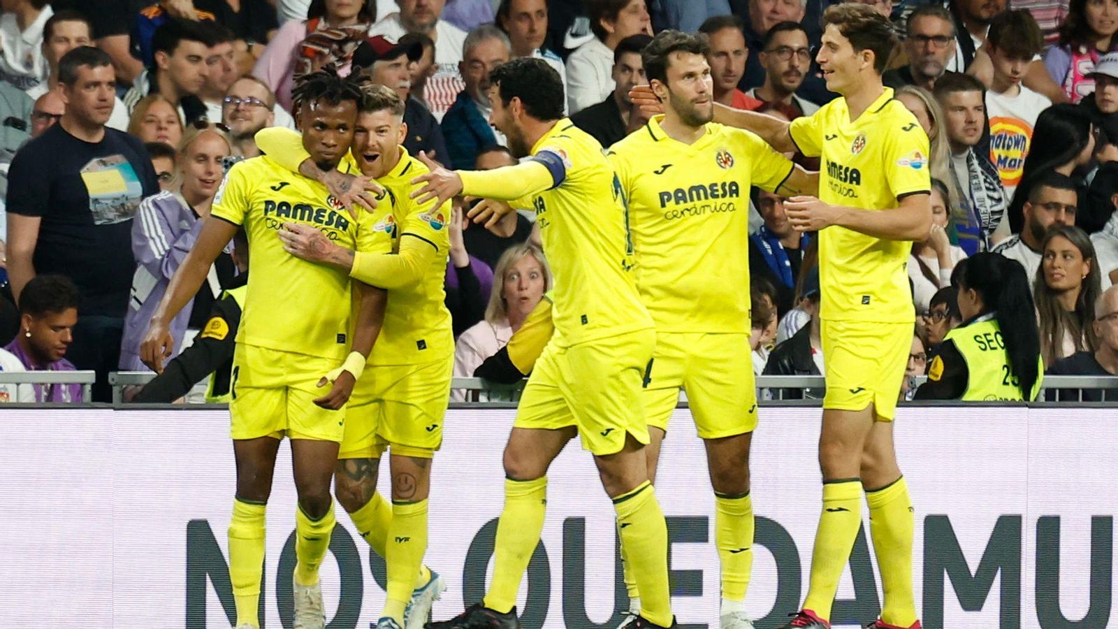 Samu celebra el tercer gol amb els companys