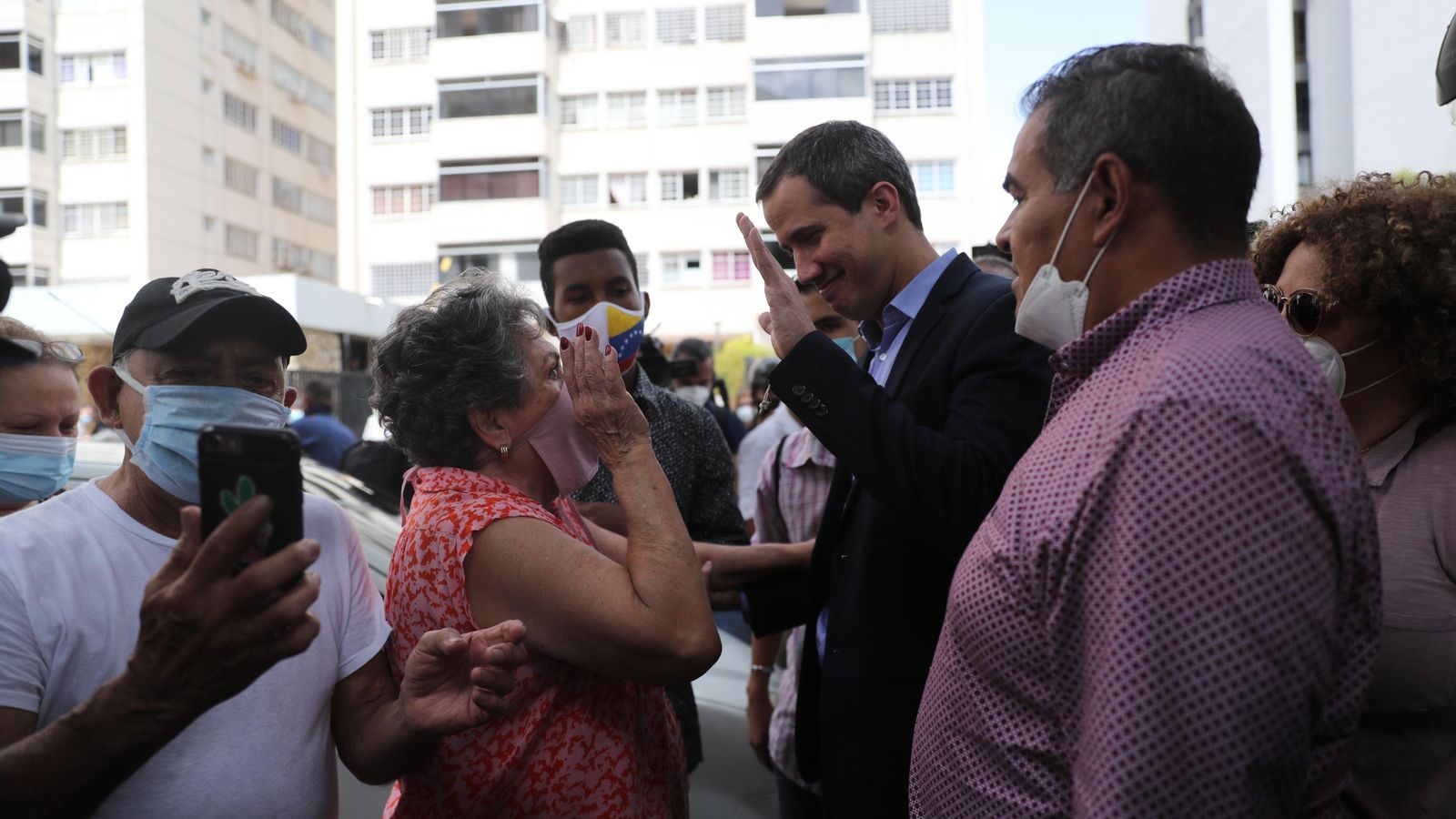 El líder opositor veneçolà Juan Guaidó parla amb seguidors després de l'incident amb agents del règim, a Caracas (Veneçuela).