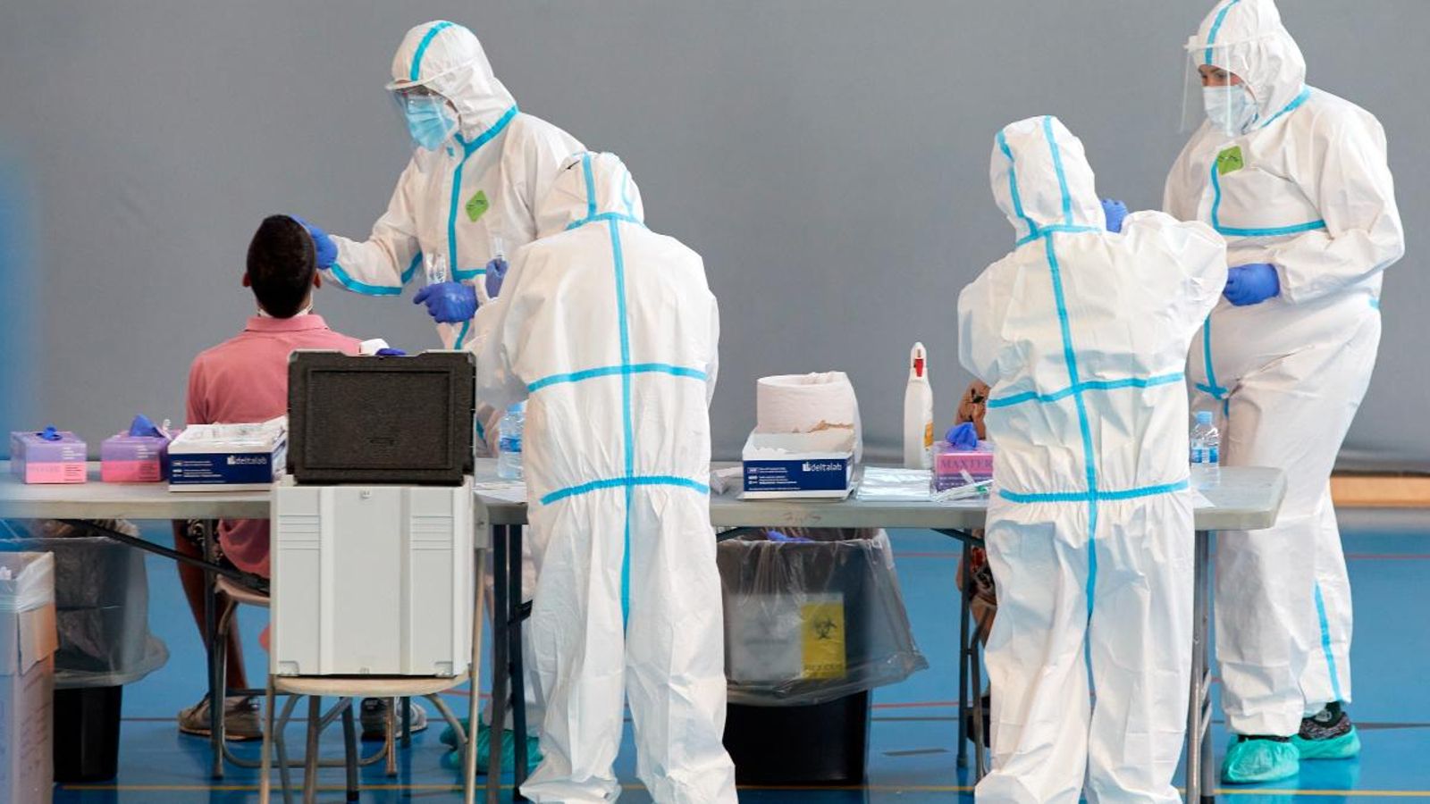 Personal sanitari realitza proves PCR a la ciutat de Girona