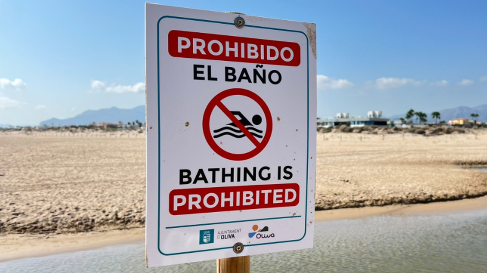 El cartell col·locat pel consistori en unes de les zones afectades