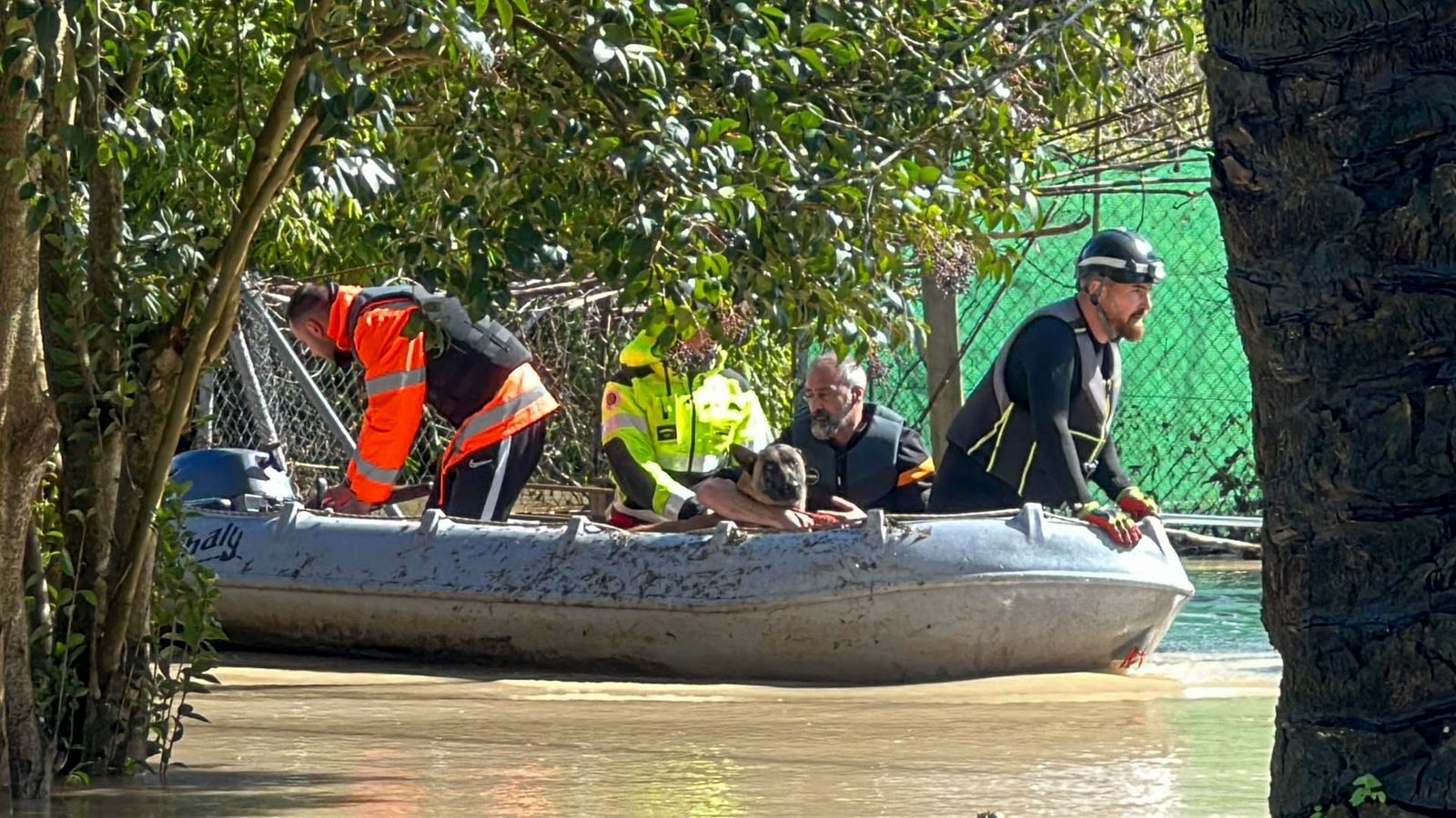 Els serveis de rescat trauen en barca un veí d'Arcos de la Frontera amb el seu gos