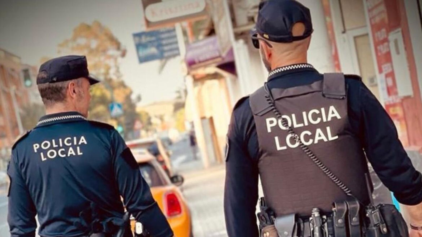 Dos policies locals, en una imatge d'arxiu Dos policies locals, en una imatge d'arxiu