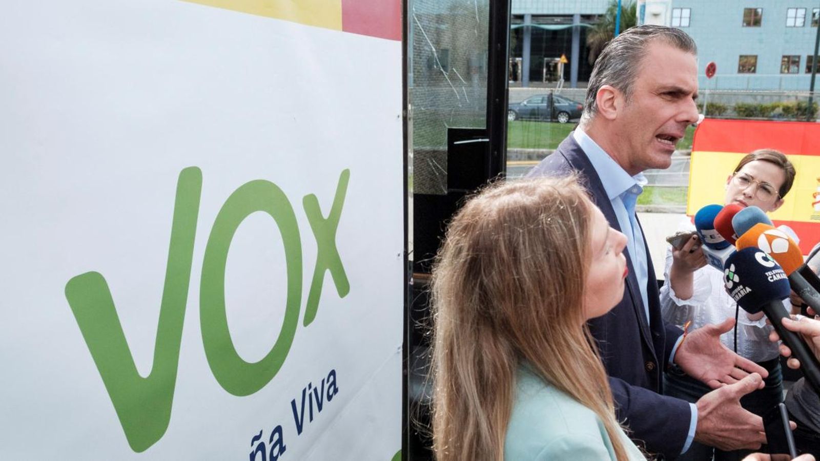 Vox es querella contra la Mesa del Parlament per mantindre l’escó de Torra
