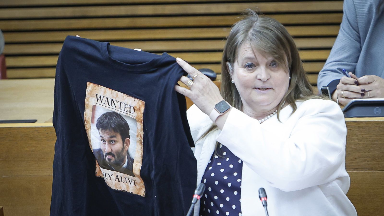 La diputada de Vox Julia Llopis exhibeix una samarreta amb la cara de Marzà i el missatge "Wanted, only alive"