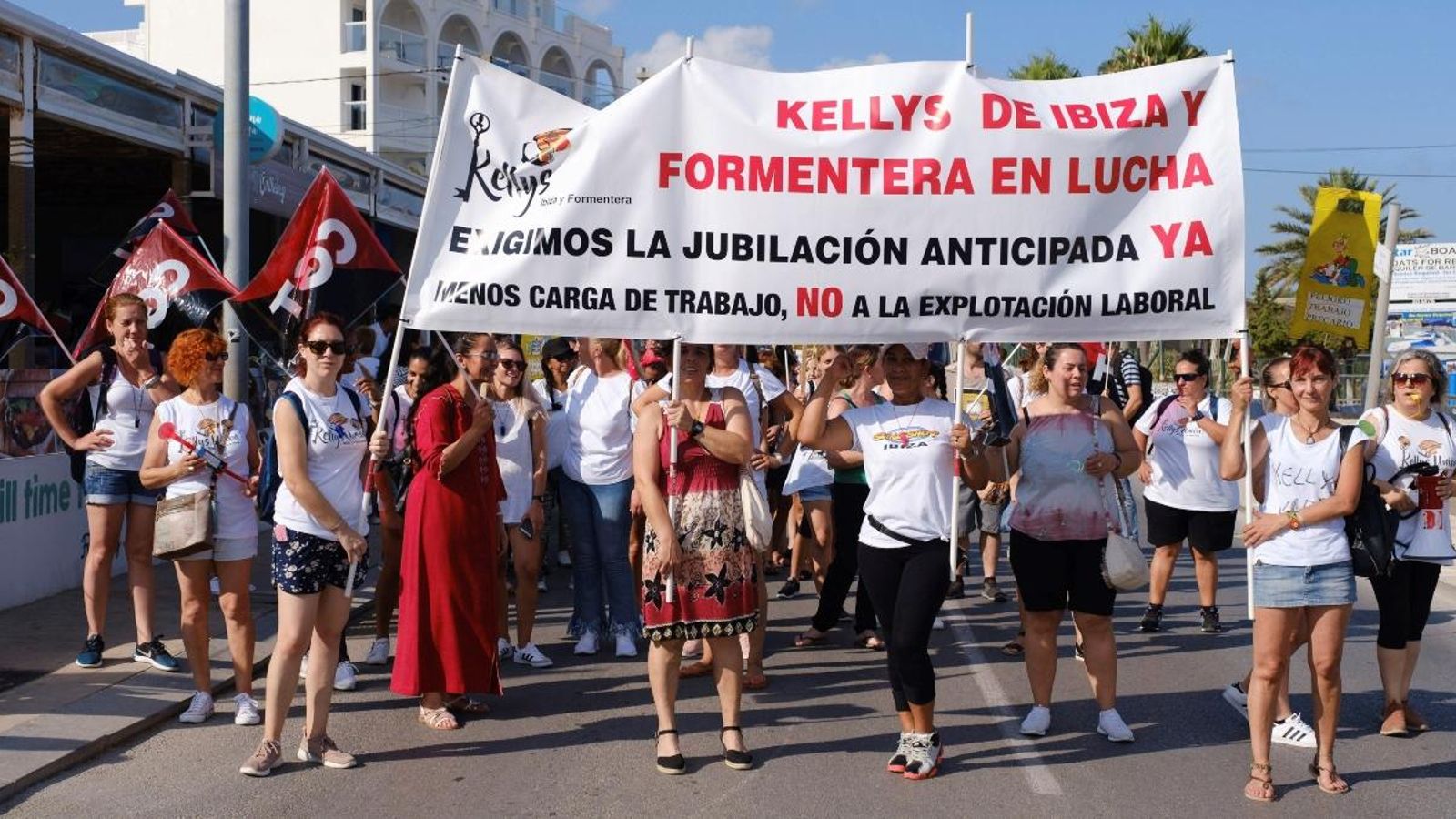 Netejadores i cambreres de pis d'hotel durant el primer dia de vaga convocada per les 'kellys' d'Eivissa i Formentera
