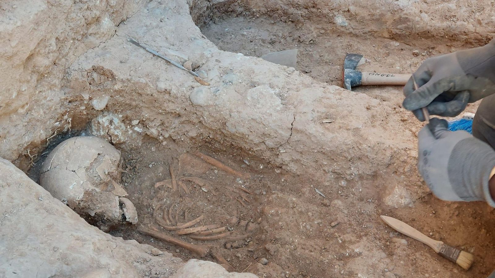 Un dels cosos infantils que s'han trobat entre la muralla i la barbacana