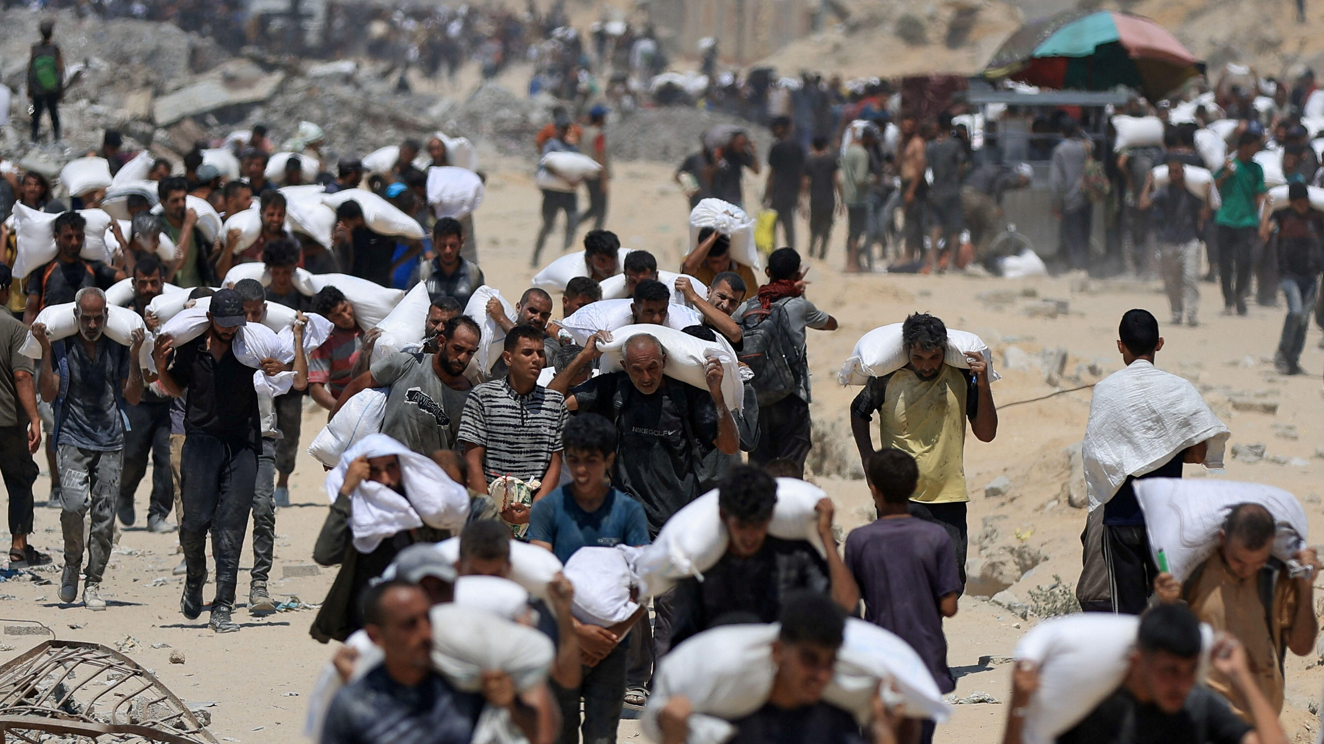 Palestins arreplegant ajuda humanitària al nord de la Franja Palestins arreplegant ajuda humanitària al nord de la Franja