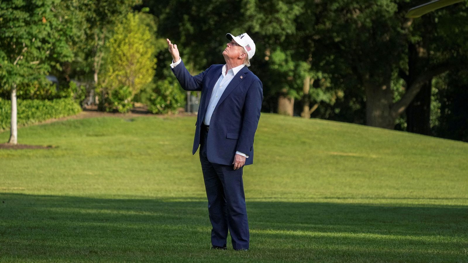 Trump gesticula davant la nova bandera dels EUA que oneja a la Casa Blanca