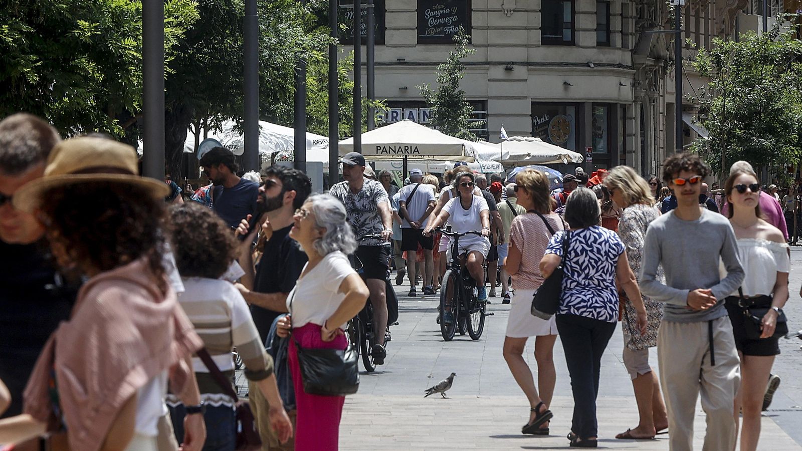 Turistes recorren la ciutat de València, en arxiu