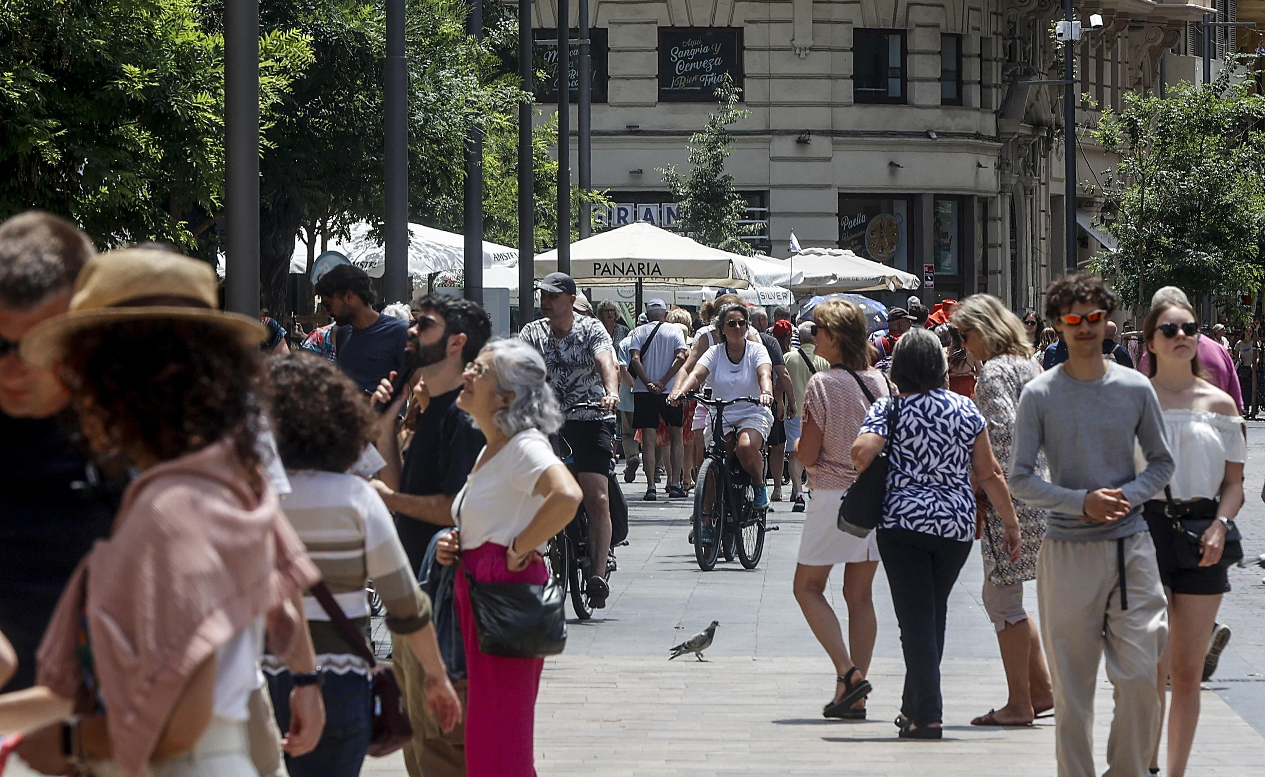 Turistes recorren la ciutat de València, en arxiu