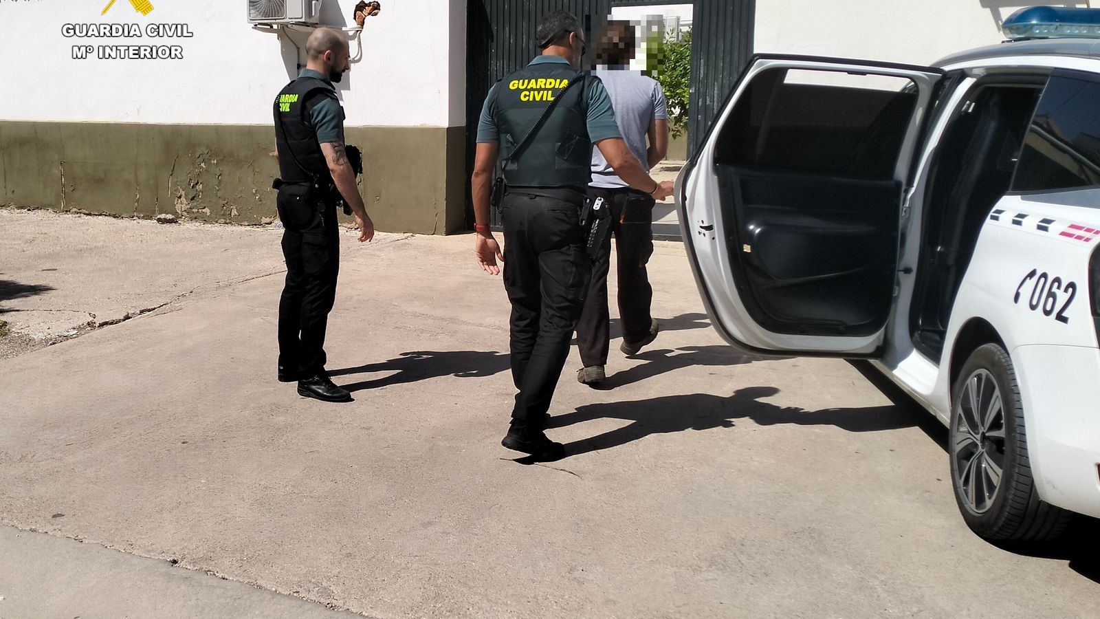 Dos agents de la benemèrita amb el detingut