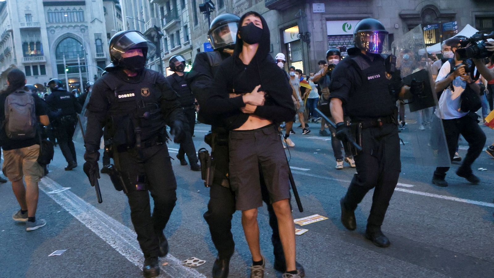 Un manifestant és detingut durant els altercats posteriors a la Diada de Catalunya