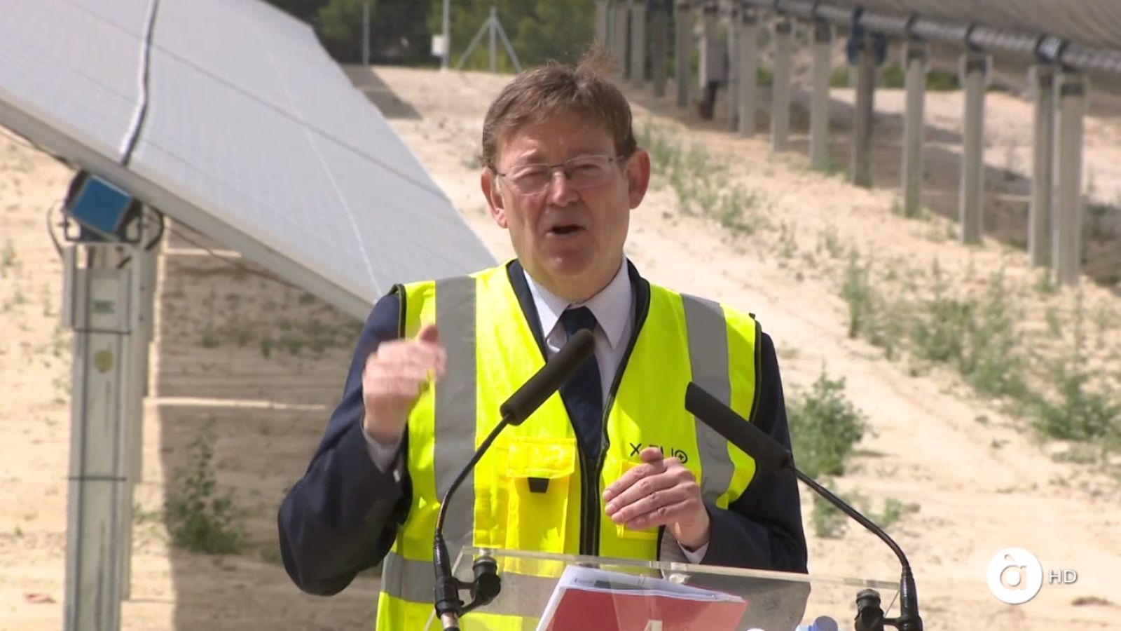El president de la Generalitat, Ximo Puig, durant la visita aquest dimecres de la planta d'energia solar fotovoltaica de Xixona