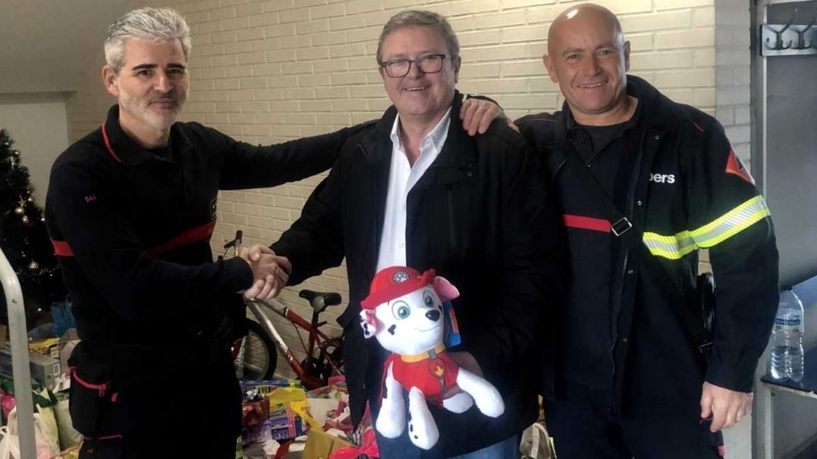 El diputat provincial d'Emergències, Jaume Lloret, i bombers del Consorci Provincial d'Alacant han participat en la recollida solidària de joguets a Torrevella.