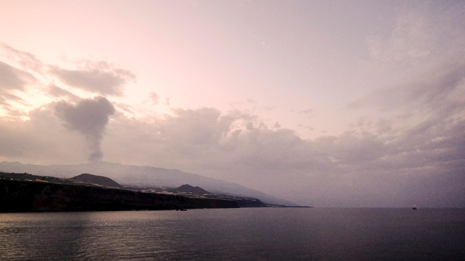 Imatge del volcà en erupció aquest dilluns