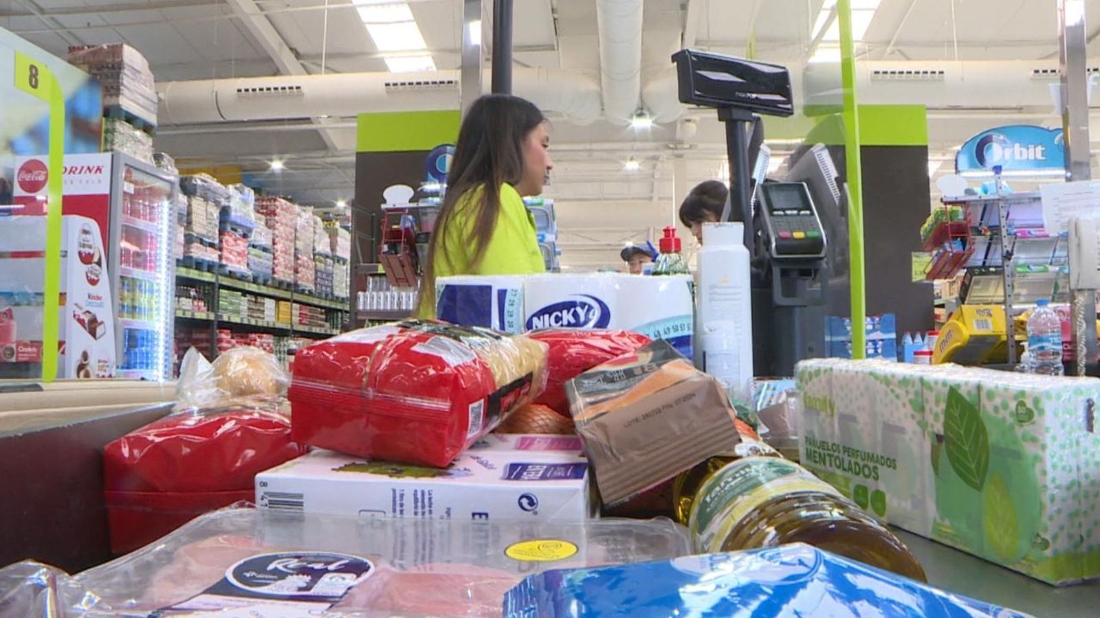 Un equip d’À Punt Notícies ha provat d'omplir la cistella de la compra amb 30 productes bàsics