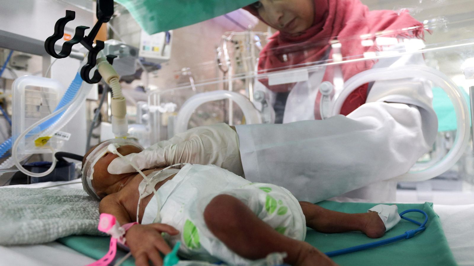 Una doctora assisteix a un bebè palestí prematur en un incubador, al saló de maternitat de l'Hospital Shifa de Gaza