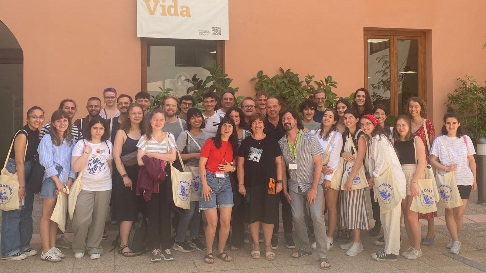 Els estudiants que participen en l'estada lingüística a la Comunitat Valenciana, amb la presidenta de l'AVL i els responsables del programa