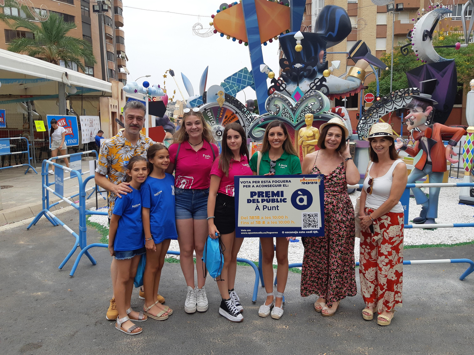 El jurat d'À Punt composat per Sergio Caballero, Lola Moltó i Gala Navarro en la foguera guanyadora