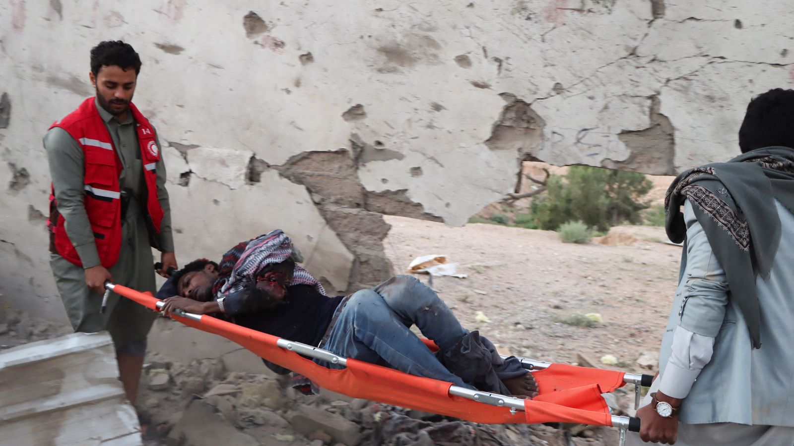 Efectius sanitaris traslladen  a un dels ferits en l'atac del centre de retenció de migrants