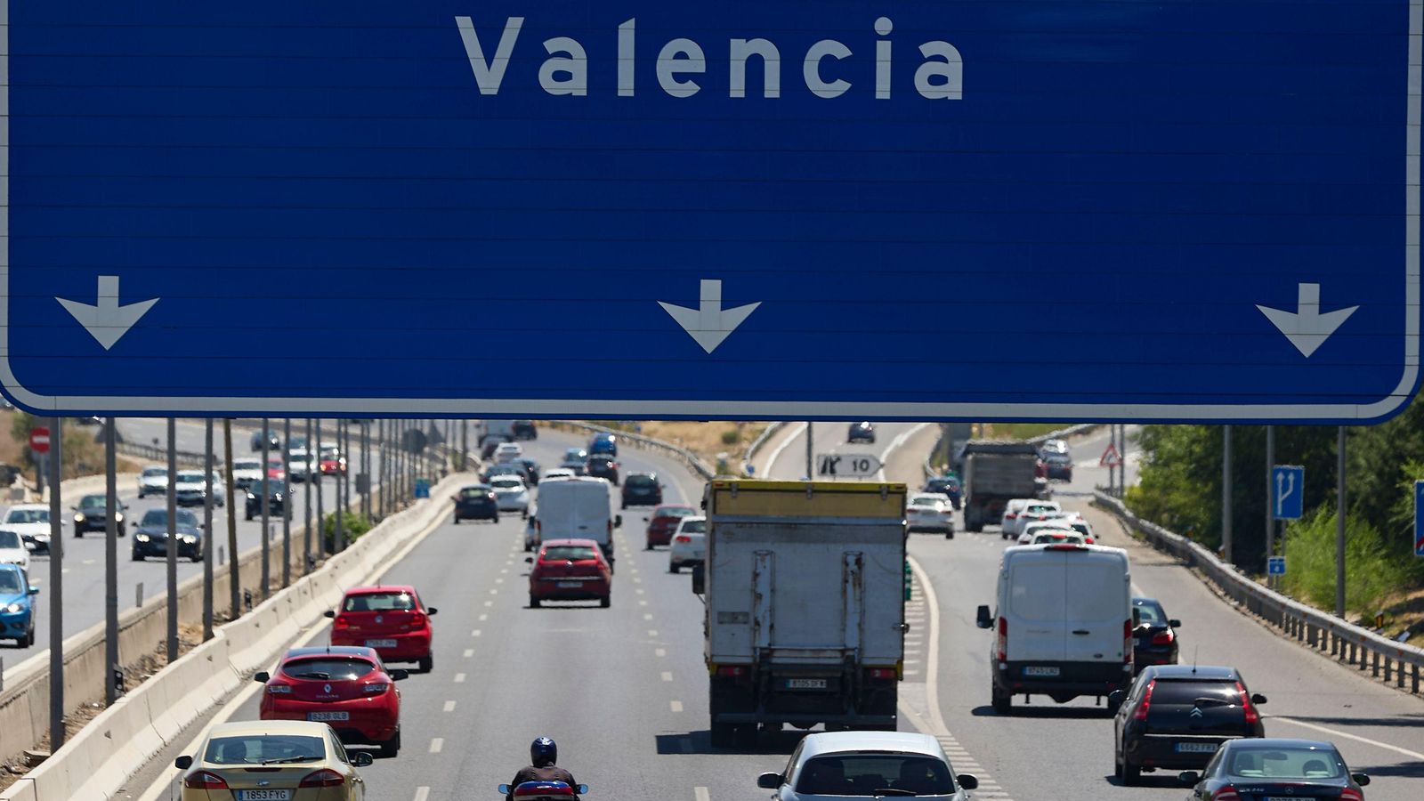 Imatge d'arxiu d'una carretera en direcció València