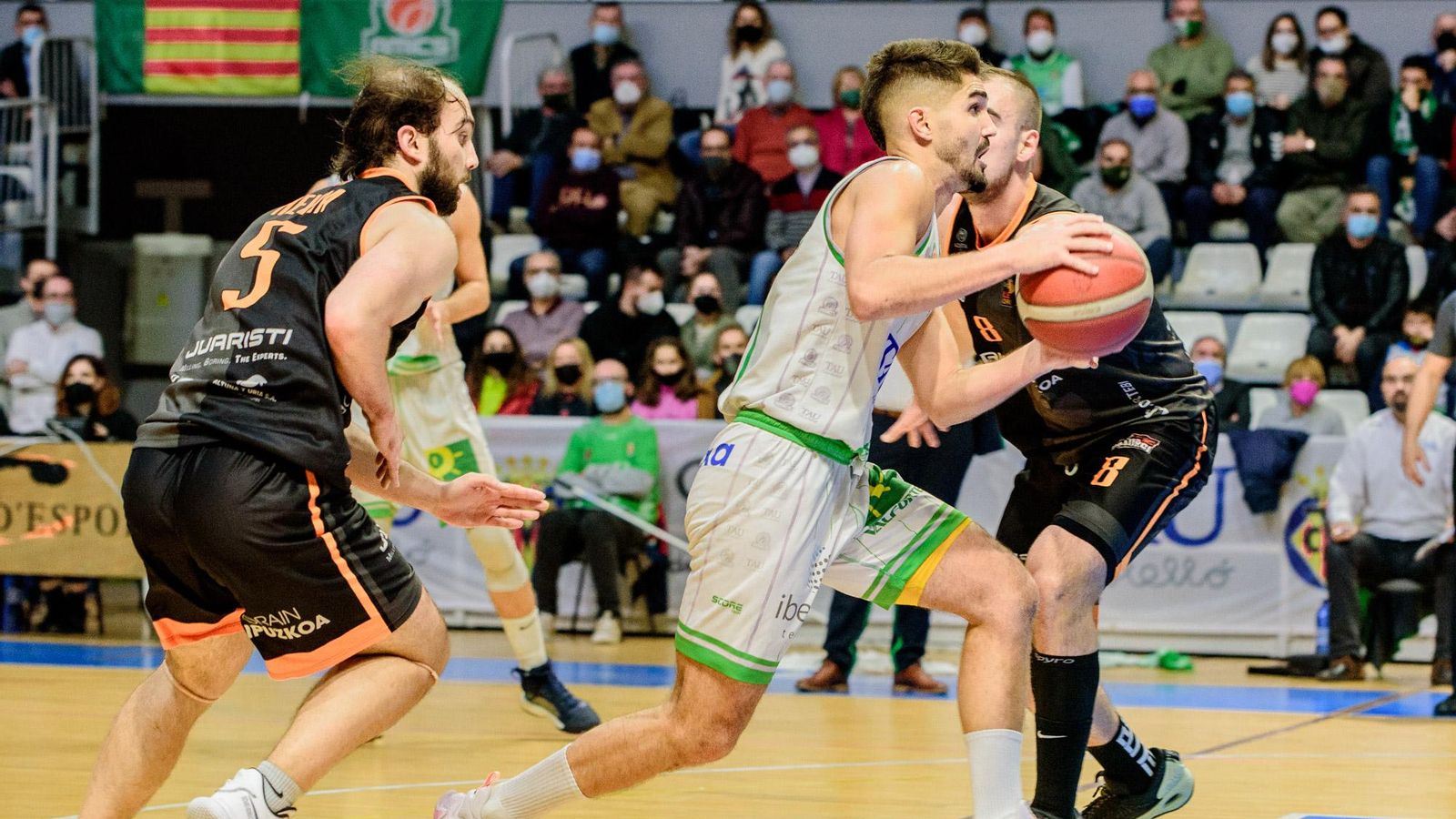 Óscar Alvarado tracta de fer una cistella